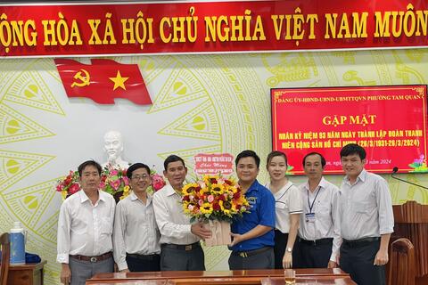 Lãnh đạo Đảng uỷ - HĐND - UBND - UBMTTQVN phường tặng hoa cho Đoàn Thanh niên phường nhân kỷ niệm 93 năm ngày thành lập Đoàn TNCS Hồ Chí Minh