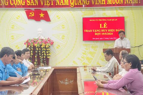 Đảng ủy phường Tam Quan tổ chức lễ trao tặng Huy hiệu Đảng đợt 19/5/2024