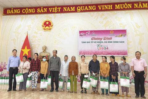 Sở Tài chính và Ngân hàng Chính sách xã hội tỉnh Bình Định tổ chức chương trình tặng quà tết cho hộ nghèo, gia đình chính sách trên địa bàn phường Tam Quan