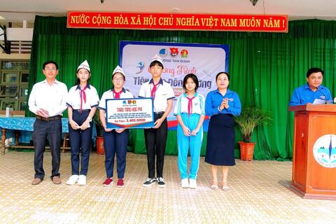 Đoàn Thanh niên phường Tam Quan trao tặng học bổng và học phí cho các em có hoàn cảnh khó khăn nhân dịp năm học mới