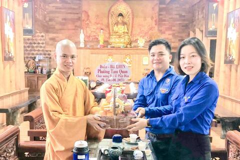 Đoàn Phường Tam Quan phối hợp Hội LHTN Việt Nam phường thăm Chùa An Thái nhân đại lễ Phật Đản