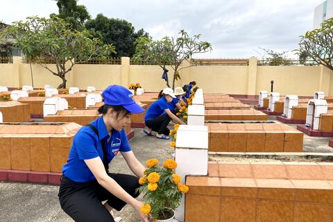 Đoàn phường Tam Quan tổ chức vệ sinh Nghĩa trang Liệt sĩ nhân dịp Tết nguyên đán Quý Mão 2023