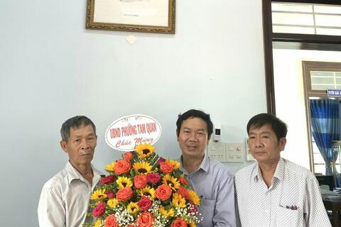 Nhân dịp Ngày Quốc tế Người cao tuổi (01/10) lãnh đạo UBND phường Tam Quan đã thăm và tặng hoa cho Hội Người cao tuổi phường Tam Quan