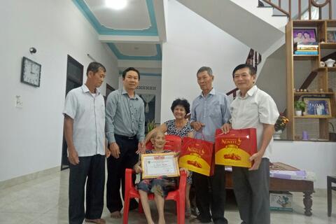 Lãnh đạo UBND phường Tam Quan thăm, tặng quà của Trung ương Hội Người cao tuổi Việt Nam và Chủ tịch tỉnh cho các cụ cao tuổi trên địa bàn phường