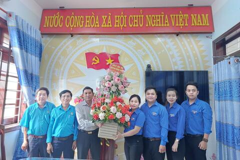 Lãnh đạo Đảng uỷ - HĐND - UBND - UBMTTQVN phường tặng hoa cho Đoàn Thanh niên phường nhân kỷ niệm 92 năm ngày thành lập Đoàn TNCS Hồ Chí Minh